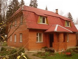 Большой дом из кирпича
